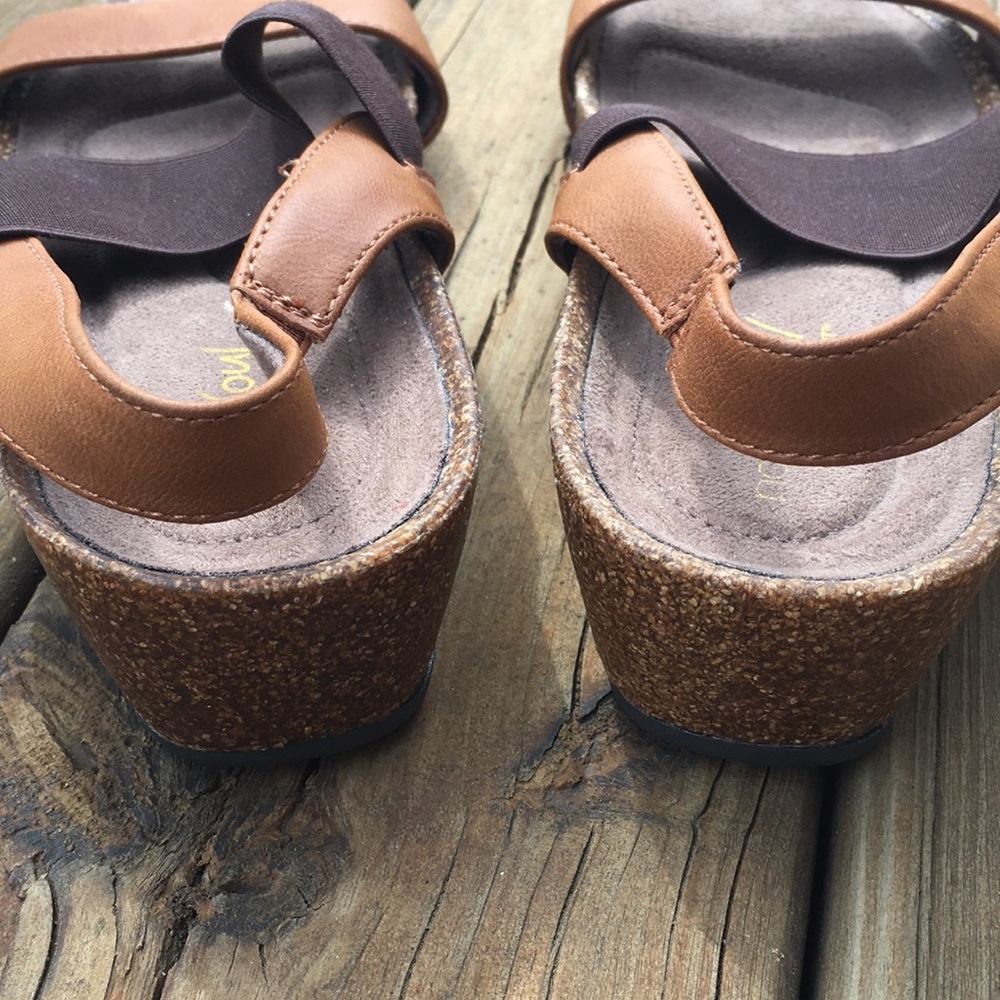 Natural Soul brown & tan sandals - Picture 5 of 9